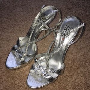 Size 7.5 beautiful silver heel